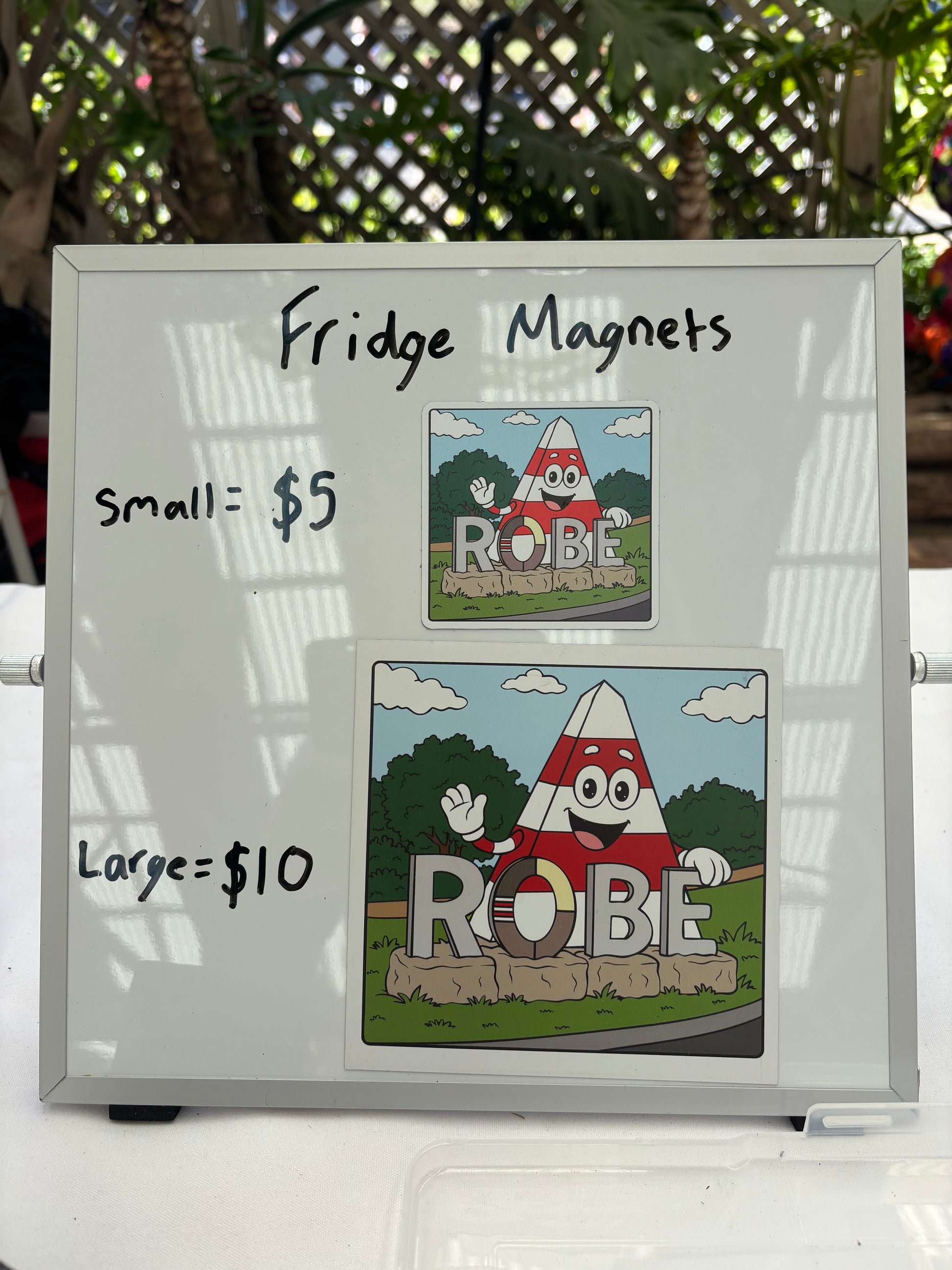Obie the Obelisk small and large fridge magnets with the ROBE South Australia sign. 
